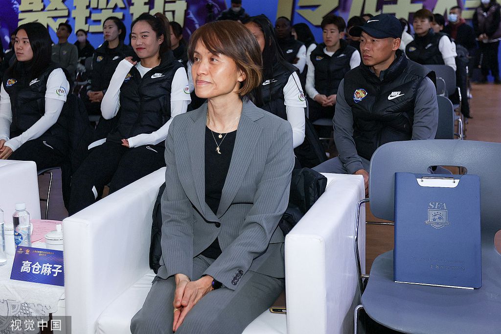 明朝孝宗年间，施家镇呈现扶桑鬼王（左颂升 饰）风险人世，并并吞美男施施（王祖贤 饰）为爱姬。鬼王危险人命无数，惹得怨声载道，皇上录用朴重武官马尚峰（成奎安 饰）缉捕鬼王。合法愁云满面之际，师爷向马推荐身怀特技的草芦居士（林正英 饰）帮手，却得知为除鬼王需牺牲本身的人命。马忿忿返回，草芦居士设计令马尚峰假死，使其化为金甲军人与门徒（黄一山 饰）担负本身的摆布护卫。师徒三人与鬼王睁开艰辛酣战，却由此致使六合道教年夜开，正邪两边穿越时空，来至现代。在这里，师徒三人各自遭受分歧的蹊跷趣事。偶尔机遇，草芦居士发现